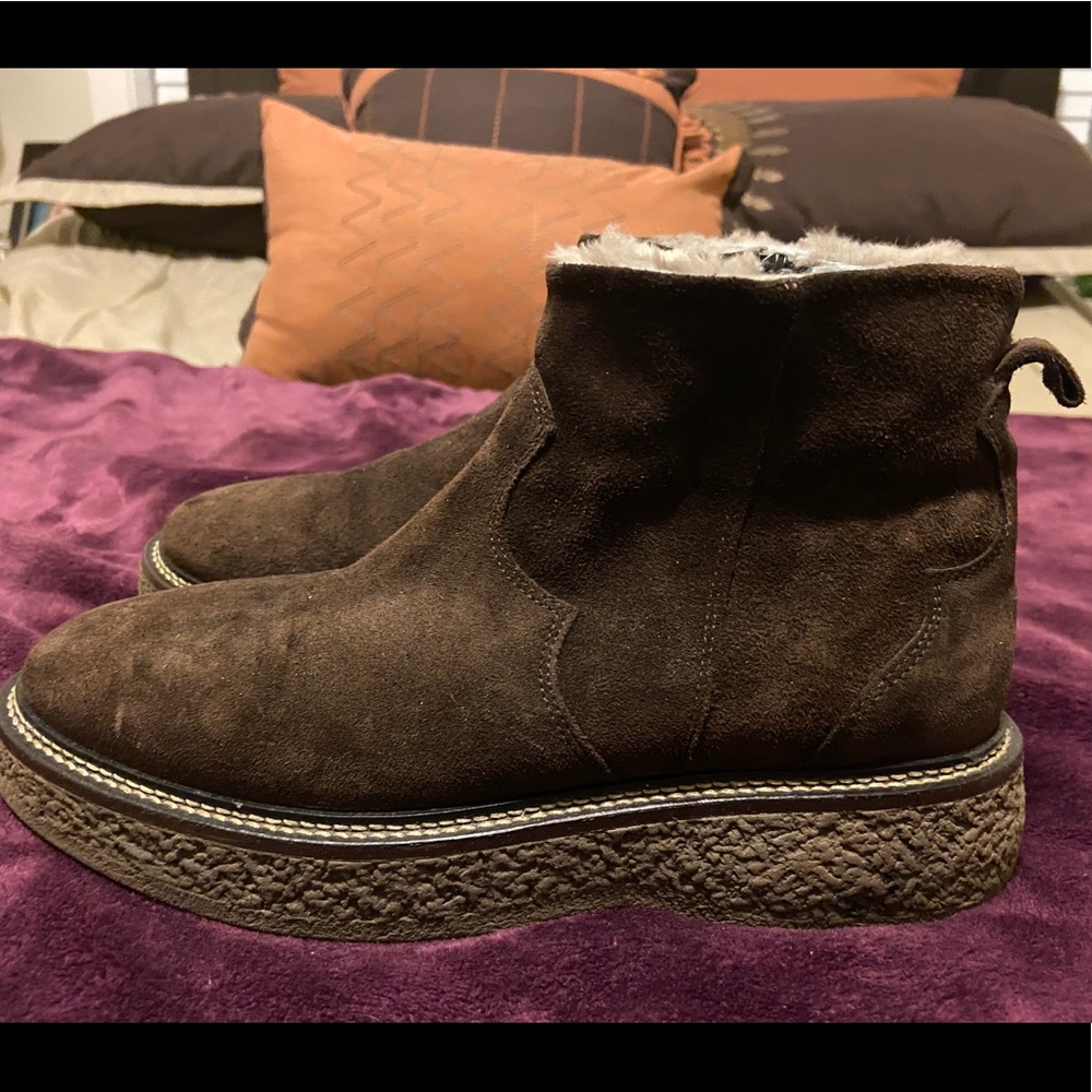 Worn in good condition women’s booties size 38.
